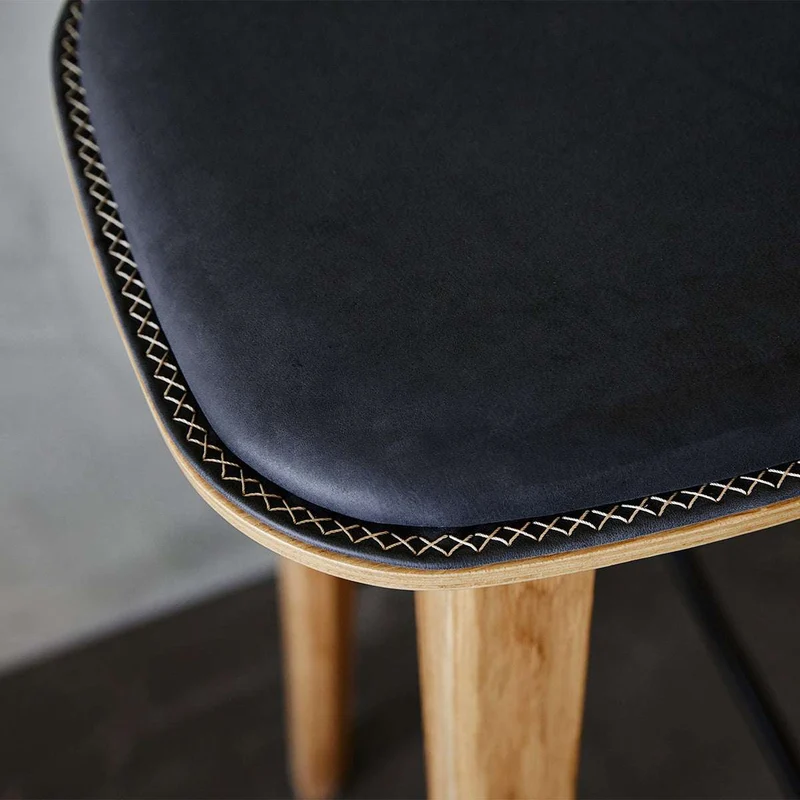 Nordic Bar Stool - Oak with stitches