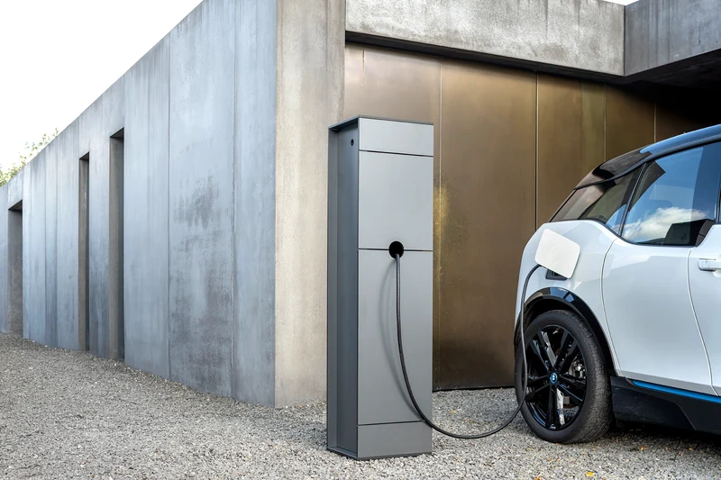 ChargeBox – Design Wallbox Säule aus HPL | wetterfest & modern