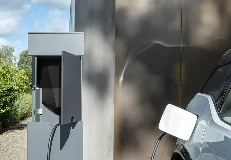 ChargeBox – Design Wallbox Säule aus HPL | wetterfest & modern