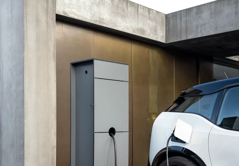 ChargeBox – Design Wallbox Säule aus HPL | wetterfest & modern