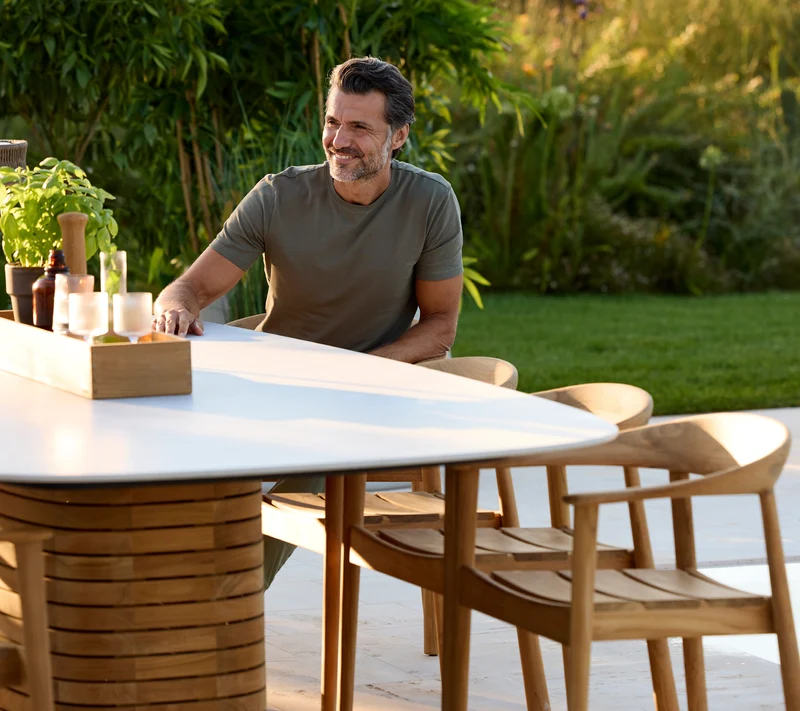 Mellow dining table, oval - large