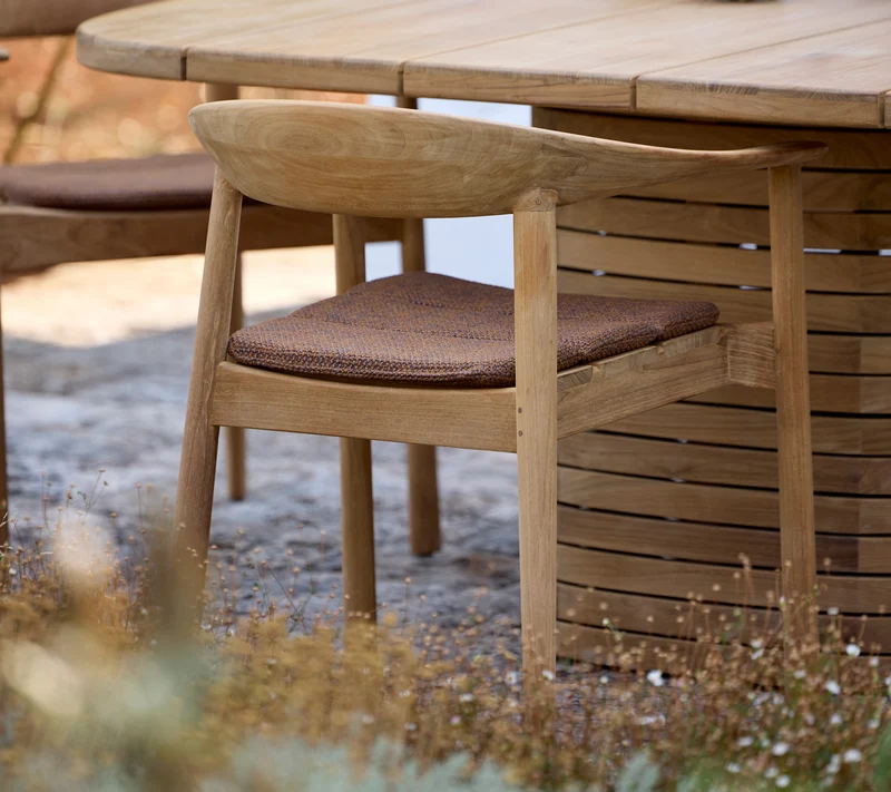 Mellow dining table, oval - medium