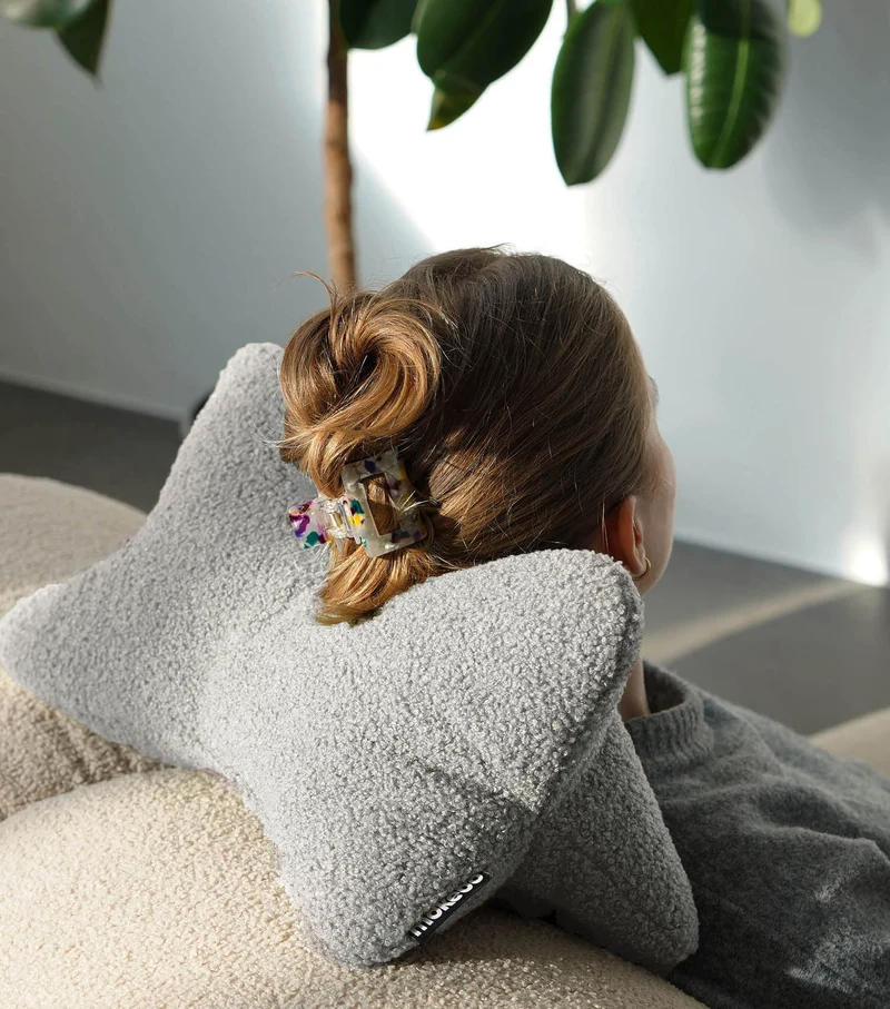 Nackenkissen in Bouclé & Cord ‘Der Leseknochen'