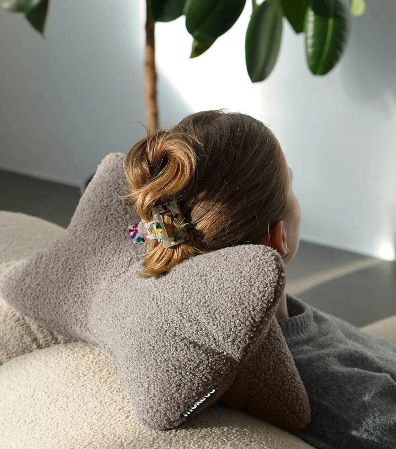 Nackenkissen in Bouclé & Cord ‘Der Leseknochen'