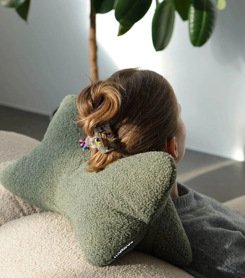 Nackenkissen in Bouclé & Cord ‘Der Leseknochen'