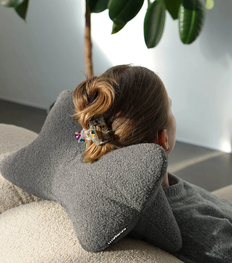 Nackenkissen in Bouclé & Cord ‘Der Leseknochen'