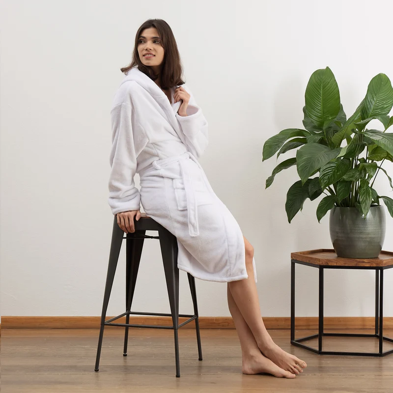 LUMALAND Luxury Mikrofaser Bademantel mit Kapuze für Damen und Herren - Weiß - Größe S