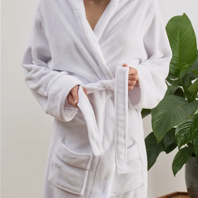 LUMALAND Luxury Mikrofaser Bademantel mit Kapuze für Damen und Herren - Weiß - Größe S