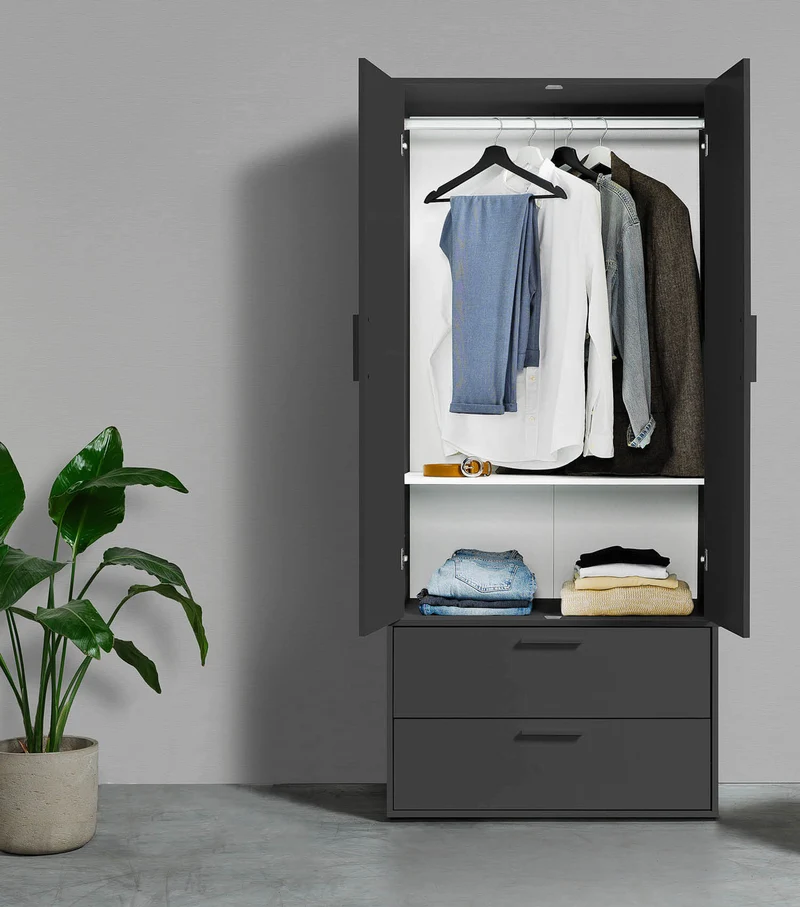 Kleiderschrank 'Der Kleiderheld'