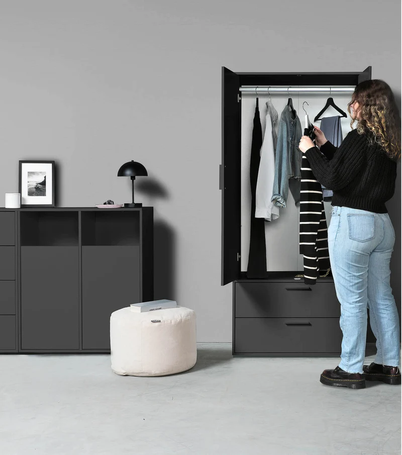 Kleiderschrank 'Der Kleiderheld'