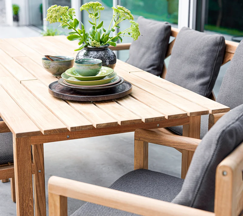 Grace dining table