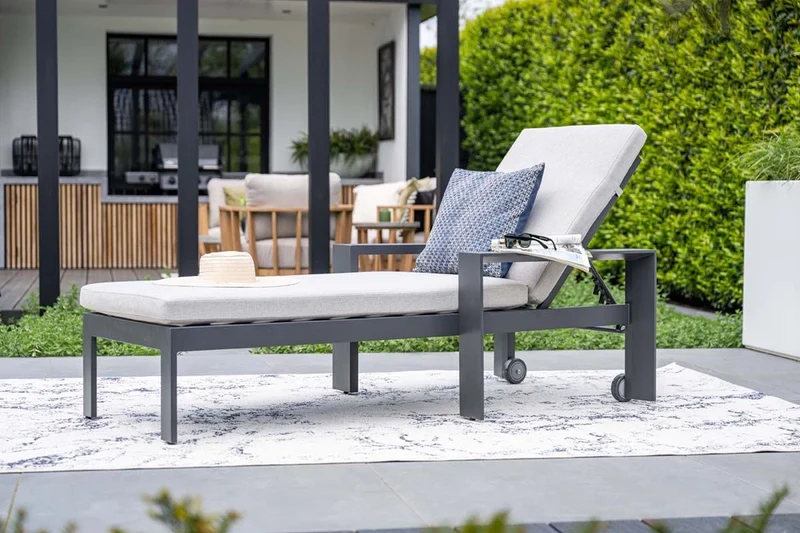 Levanto ligbed - carbon black - valley sand
