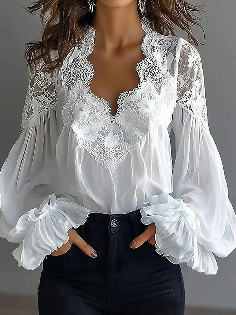 Damenbluse mit Spitzenpatchwork und Puffärmeln