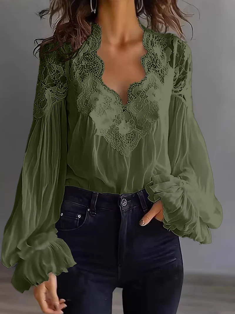 Damenbluse mit Spitzenpatchwork und Puffärmeln