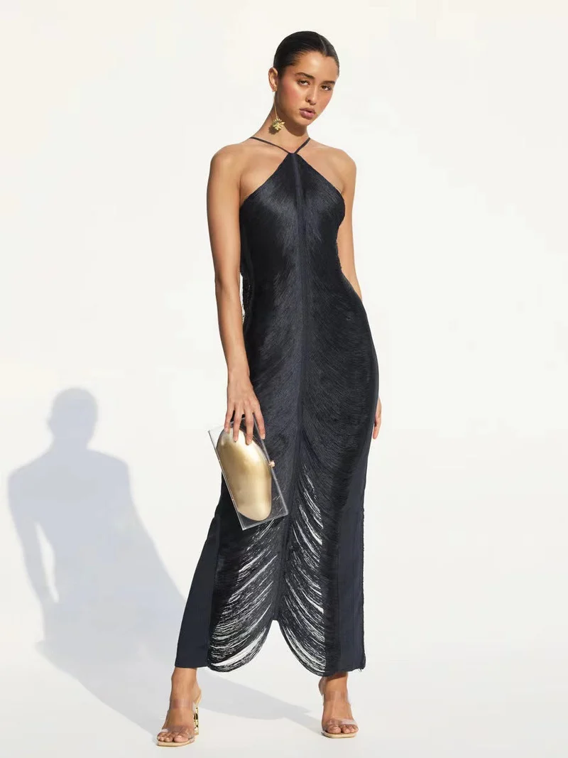 Elegantes Damenlangkleid mit anspruchsvollem Kragen und Schlitz