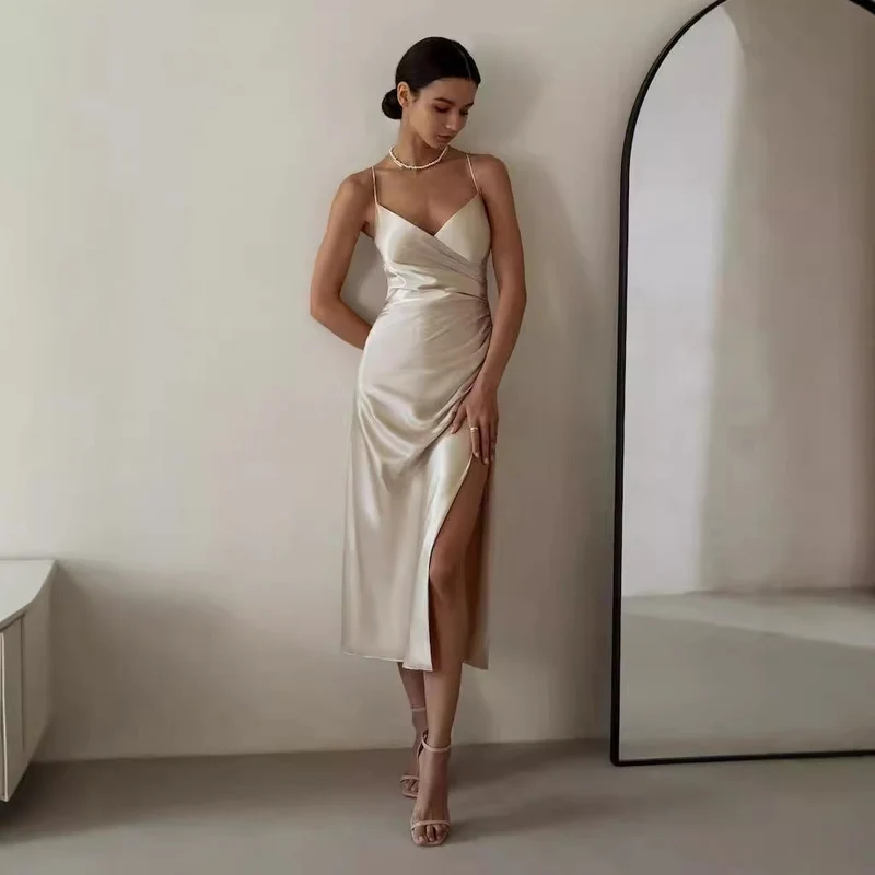 Luxuriöses Satin-Cocktailkleid für Damen mit drapiertem Seitenschlitz