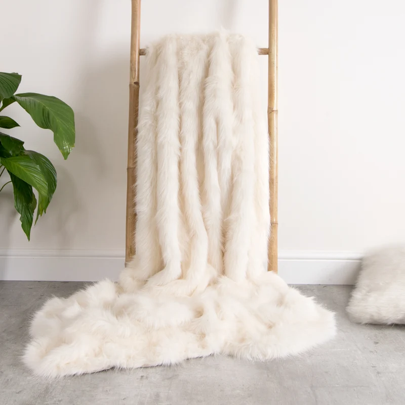 Luxuriöse Decke aus Kunstfell, cremefarben