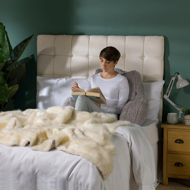 Luxuriöse Decke aus Kunstfell, cremefarben