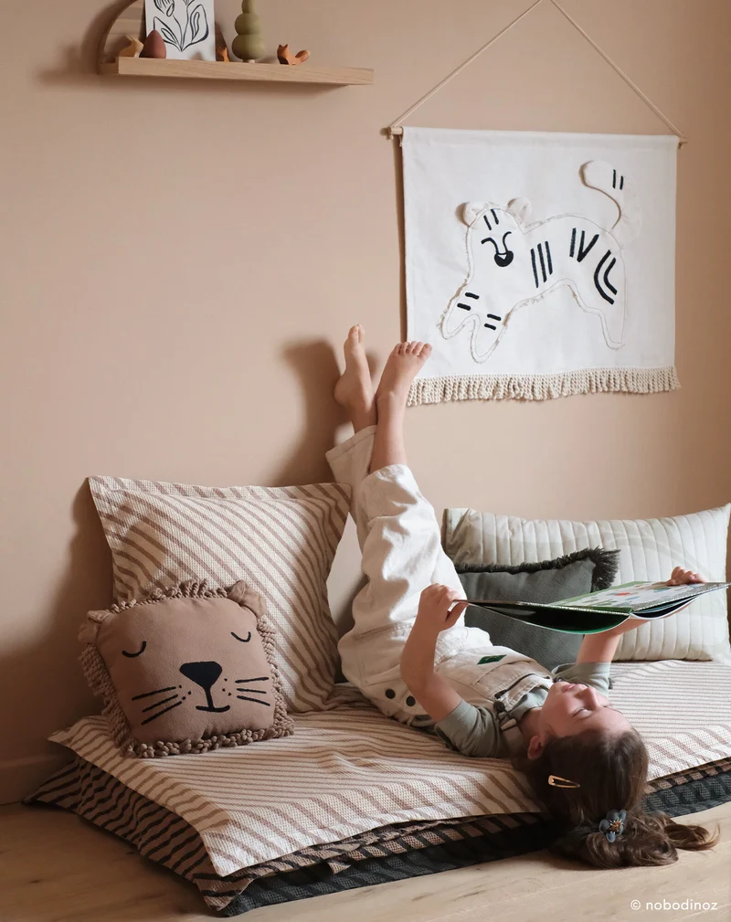 Embroidered cushion Lion Landscape