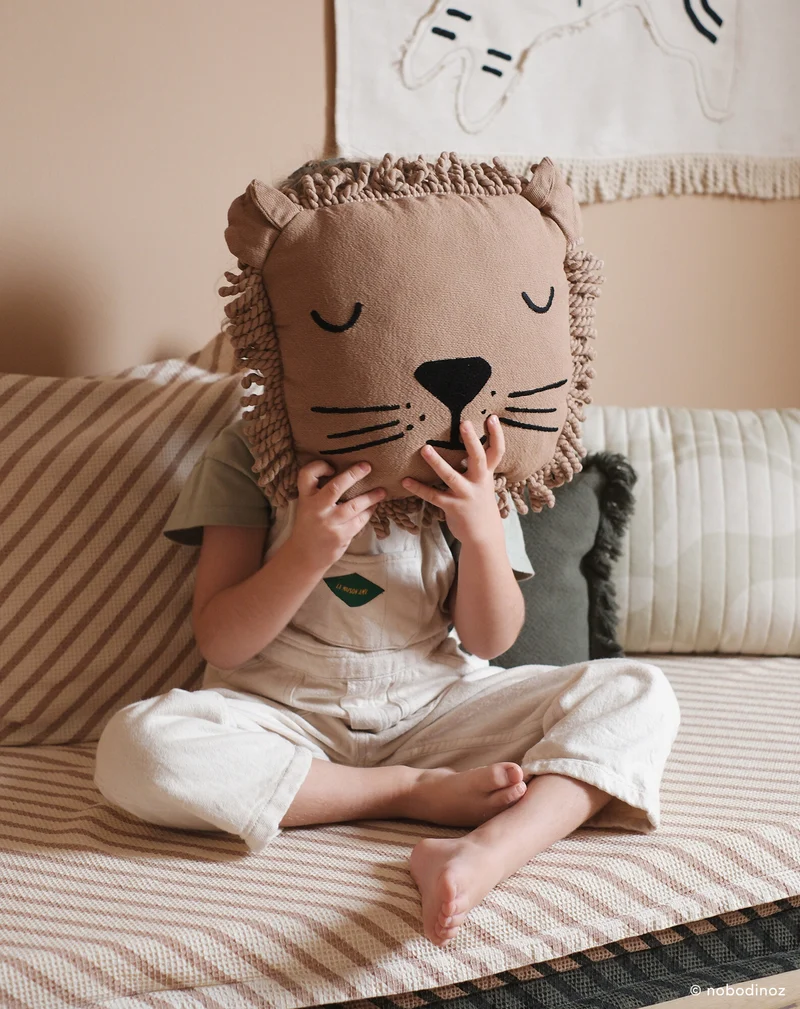 Embroidered cushion Lion Landscape