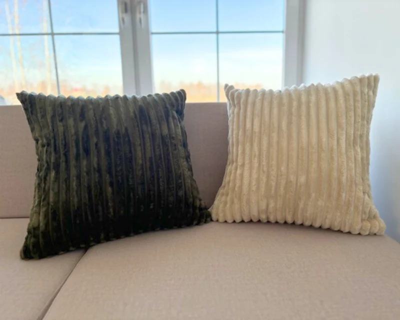 Dekorative Kissen aus breitem Cord