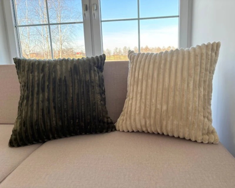 Dekorative Kissen aus breitem Cord