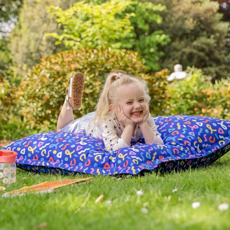 Riesiges Bodenkissen für Kinder (drinnen & draußen) – Konfetti-Muster Blau