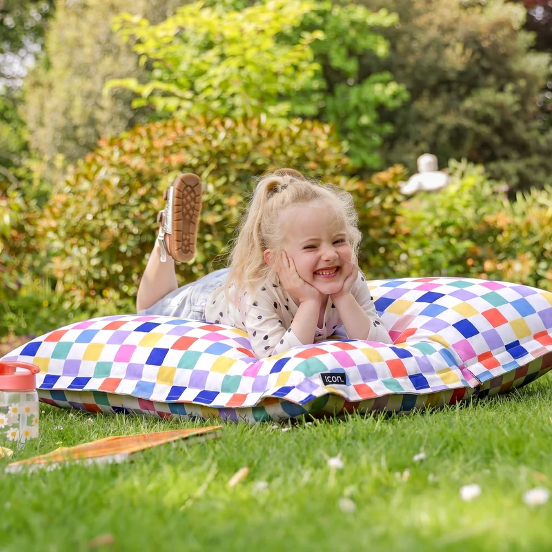 Riesiges Indoor-Outdoor-Bodenkissen für Kinder – Mehrfarbiger Karodruck