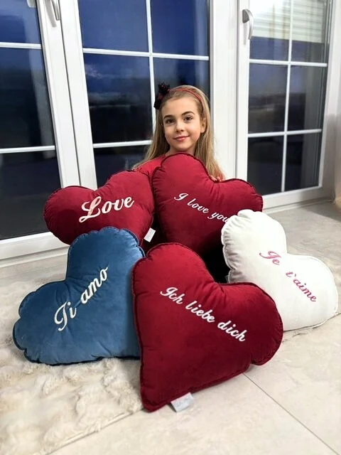 Herz-Samtkissen zum Valentinstag mit personalisierter Stickerei