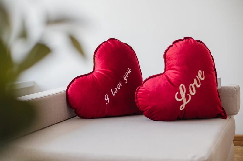 Herz-Samtkissen zum Valentinstag mit personalisierter Stickerei