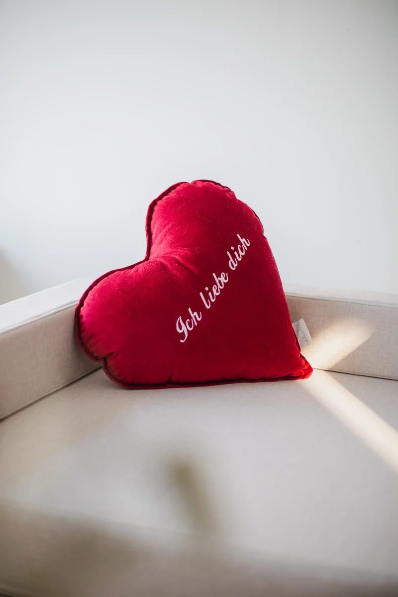 Herz-Samtkissen zum Valentinstag mit personalisierter Stickerei