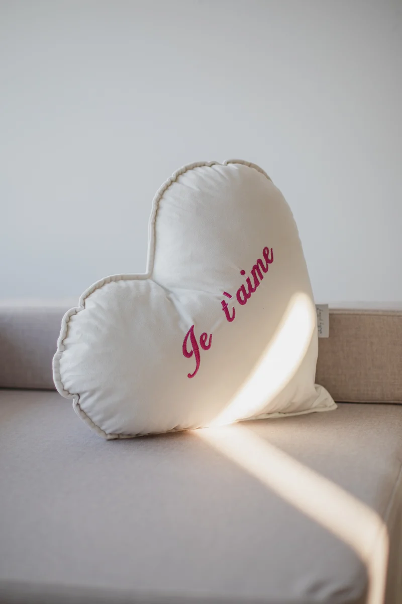 Herz-Samtkissen zum Valentinstag mit personalisierter Stickerei