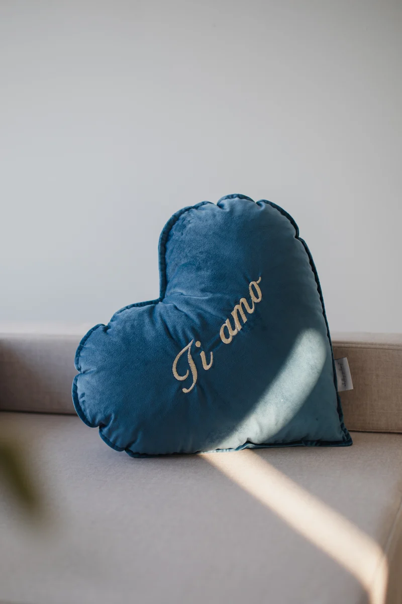 Herz-Samtkissen zum Valentinstag mit personalisierter Stickerei