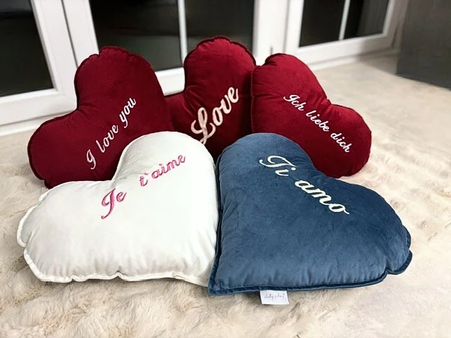 Herz-Samtkissen zum Valentinstag mit personalisierter Stickerei