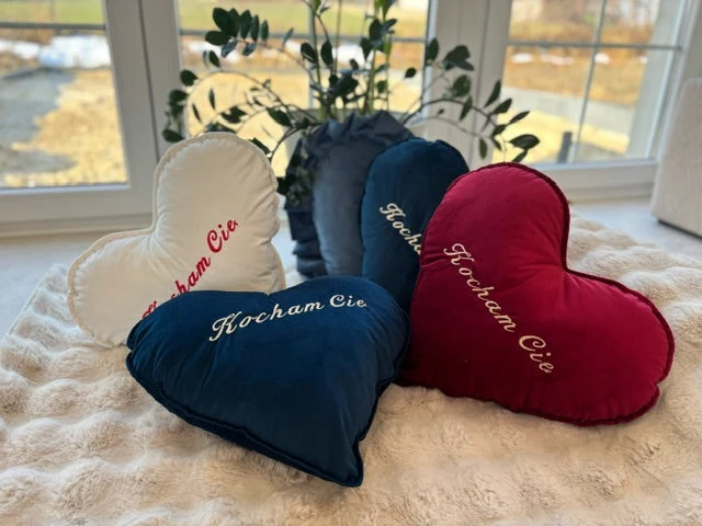 Herz-Samtkissen zum Valentinstag mit personalisierter Stickerei