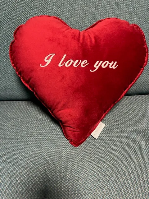 Herz-Samtkissen zum Valentinstag mit personalisierter Stickerei