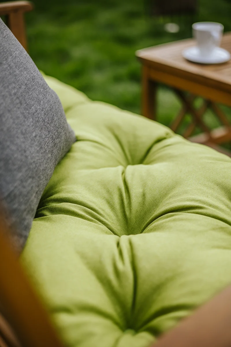 Gestepptes Gartenbankkissen mit Gürtelschlaufen