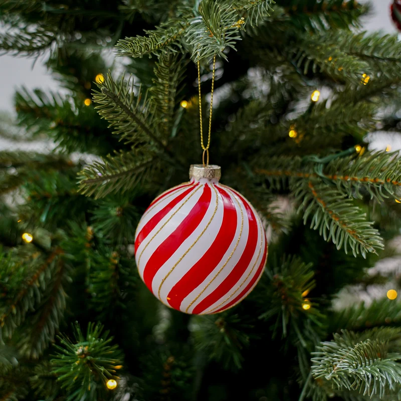 Weihnachtskugel mit roten Streifen