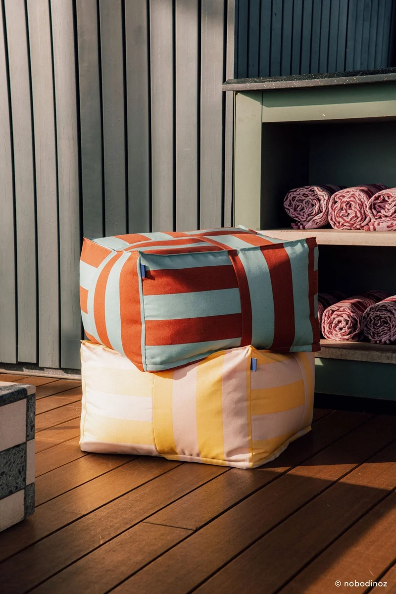 Pouf d'extérieur ottoman en tissu déperlant à rayures bleu et rouge 55 x 35 cm Otto - Nobodinoz
