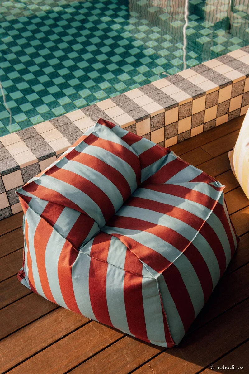 Fauteuil pouf d'extérieur en tissu déperlant à rayures bleu et rouge 80 x 90 x 58 cm Lenny - Nobodinoz