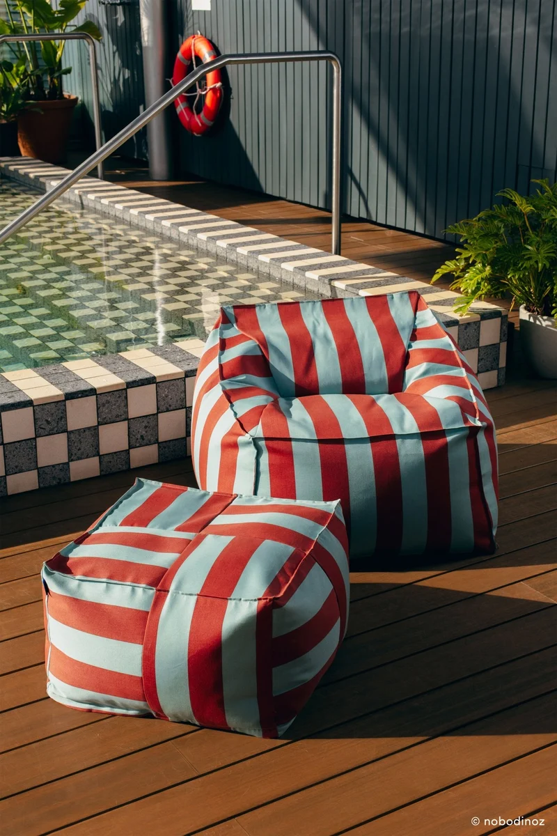 Fauteuil pouf d'extérieur en tissu déperlant à rayures bleu et rouge 80 x 90 x 58 cm Lenny - Nobodinoz