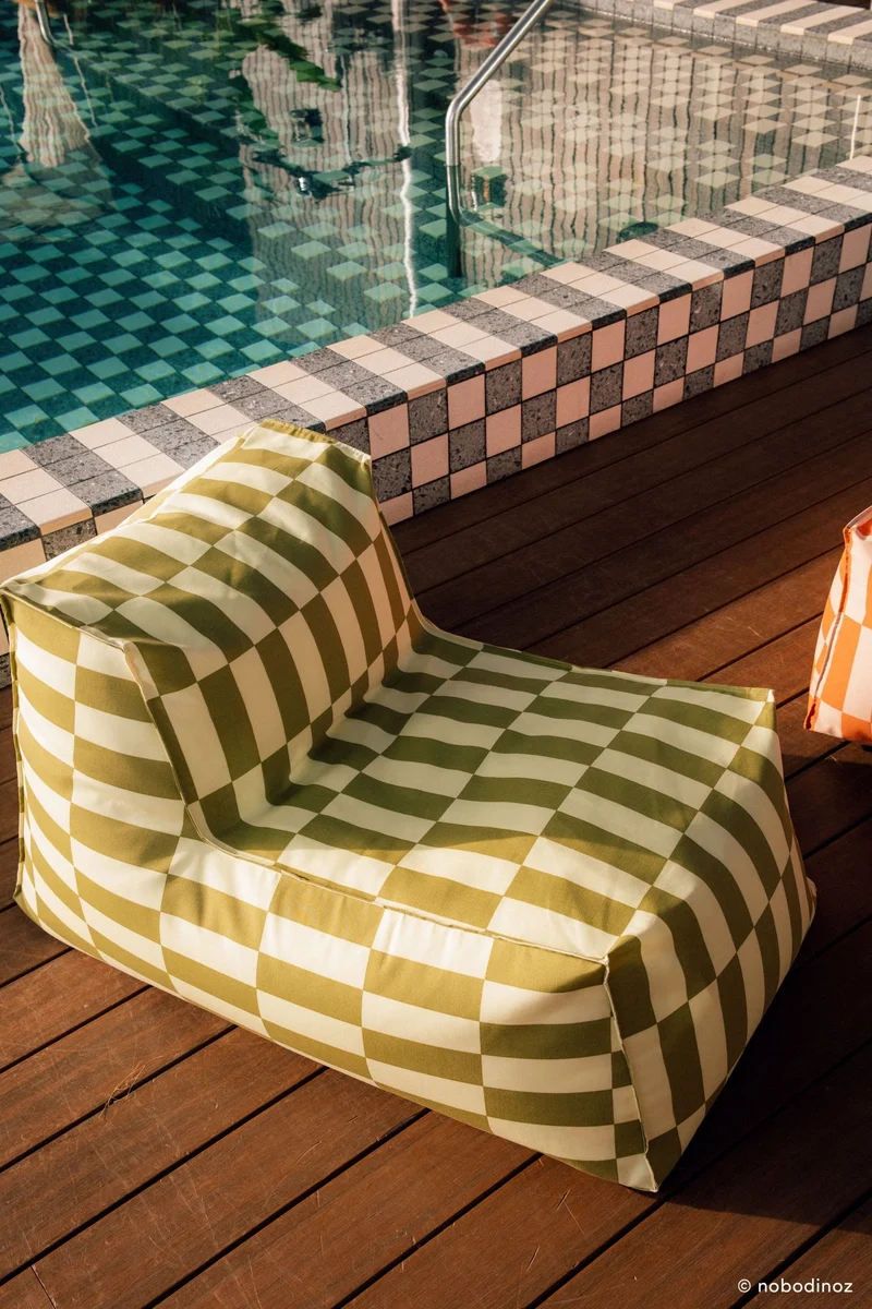 Pouf long d'extérieur en tissu déperlant à carreaux vert et jaune 70 x 110 x 62 cm Matteo - Nobodinoz