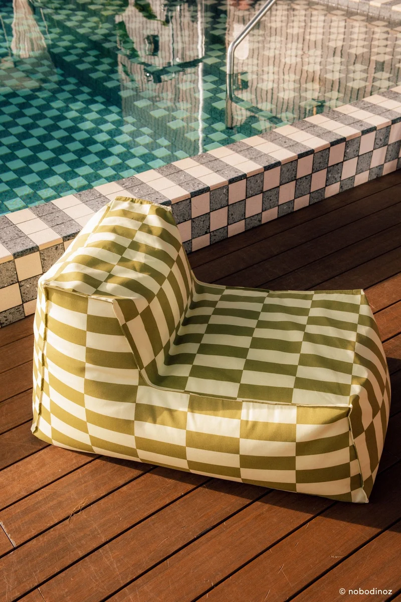 Pouf long d'extérieur en tissu déperlant à carreaux vert et jaune 70 x 110 x 62 cm Matteo - Nobodinoz