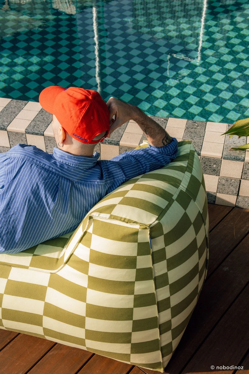 Pouf long d'extérieur en tissu déperlant à carreaux vert et jaune 70 x 110 x 62 cm Matteo - Nobodinoz