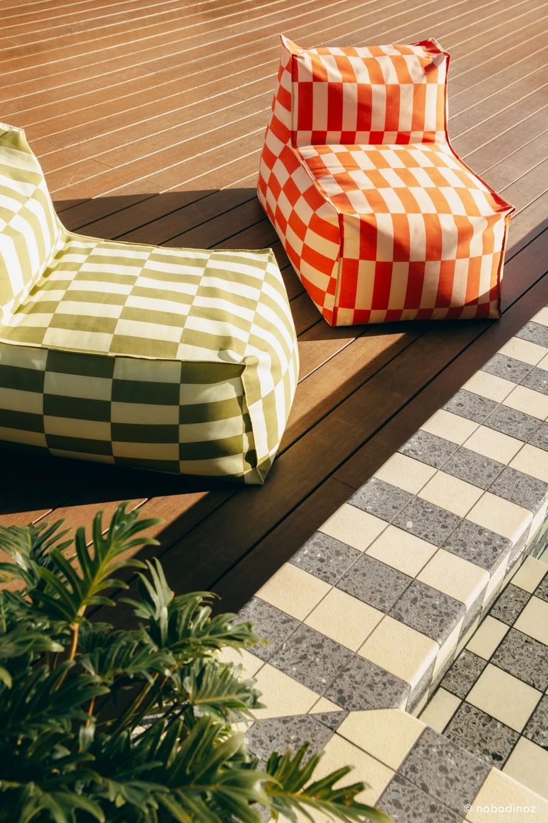 Pouf long d'extérieur en tissu déperlant à carreaux vert et jaune 70 x 110 x 62 cm Matteo - Nobodinoz