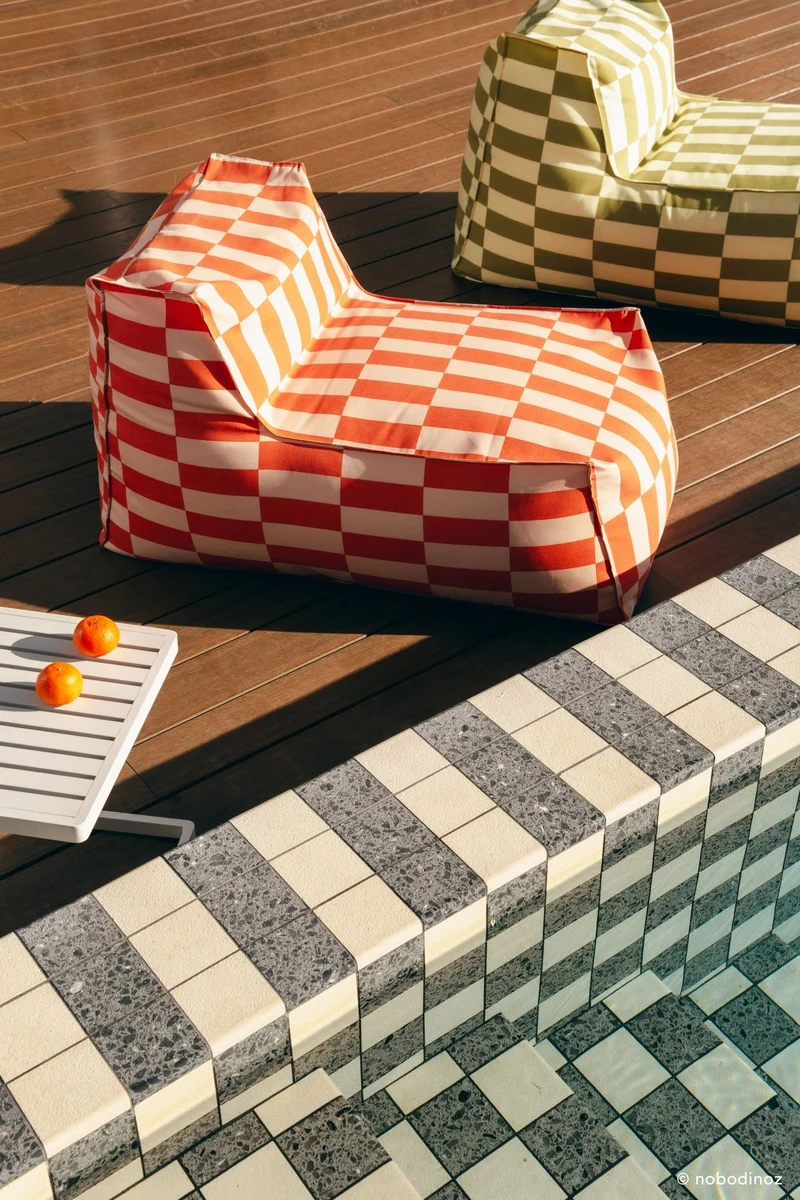 Pouf long d'extérieur en tissu déperlant à carreaux vert et jaune 70 x 110 x 62 cm Matteo - Nobodinoz
