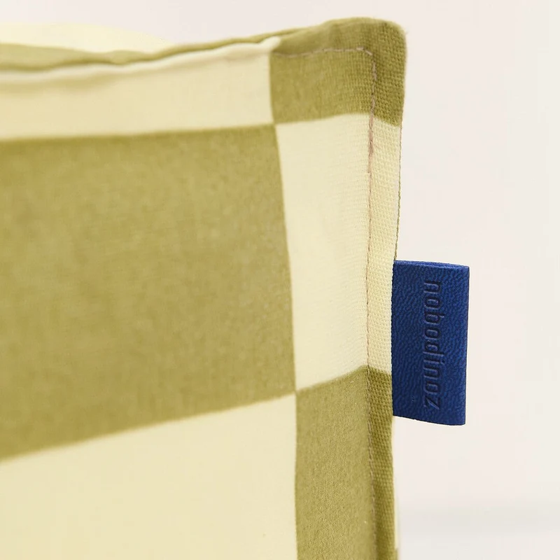 Pouf long d'extérieur en tissu déperlant à carreaux vert et jaune 70 x 110 x 62 cm Matteo - Nobodinoz