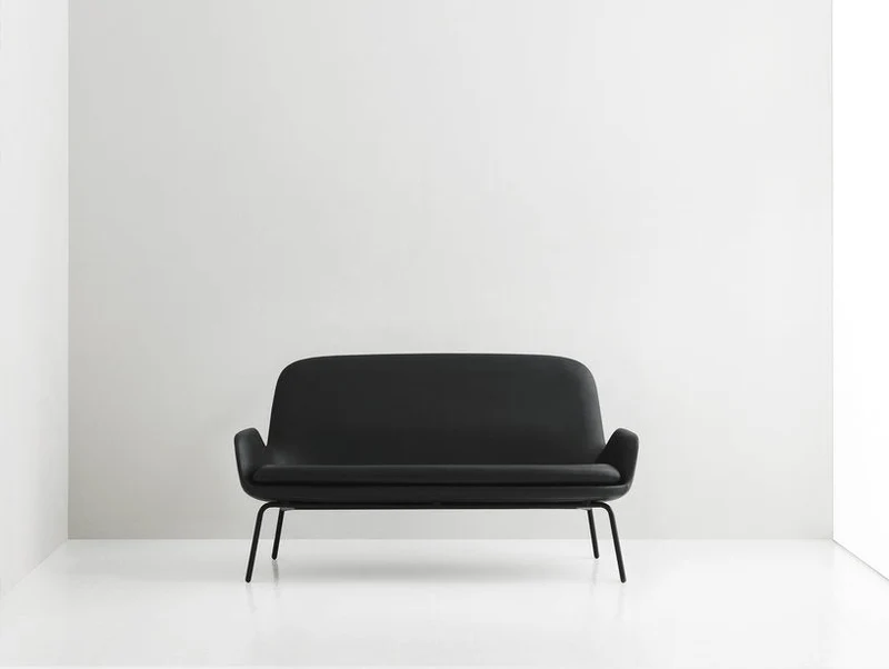 Canapé avec pieds en acier noir et assise en cuir noir Era - Normann Copenhagen