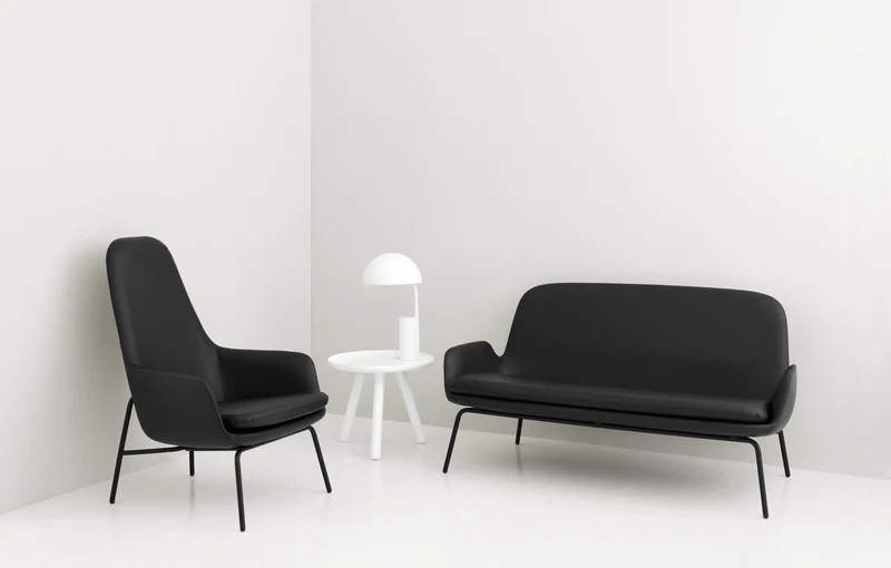 Canapé avec pieds en acier noir et assise en cuir noir Era - Normann Copenhagen
