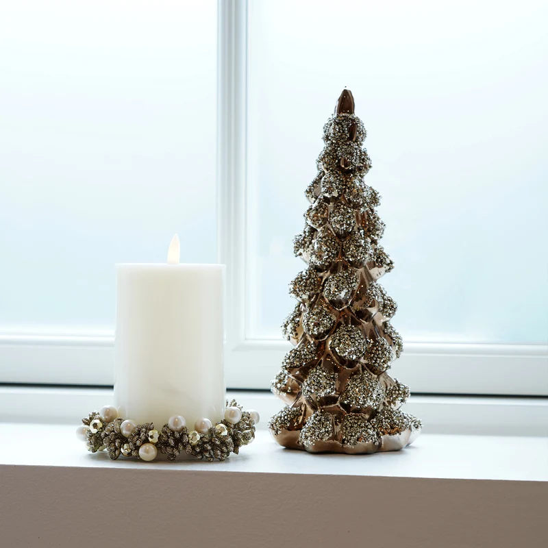 Dekorativer Weihnachtsbaum mit Perlen